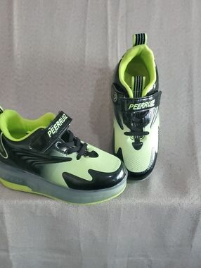 Peerruiz Kids Neon Green and Black Light-Up Sneakers
